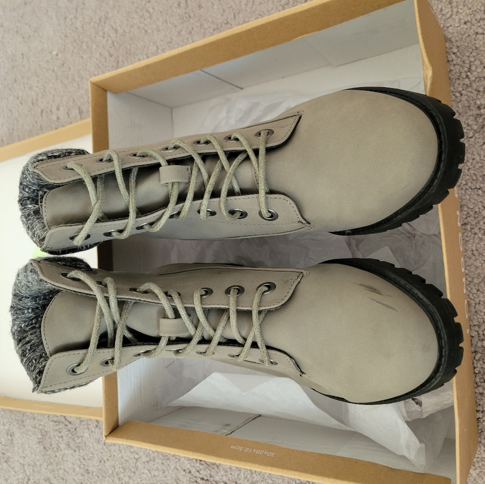 Boots - Picture 8 of 10